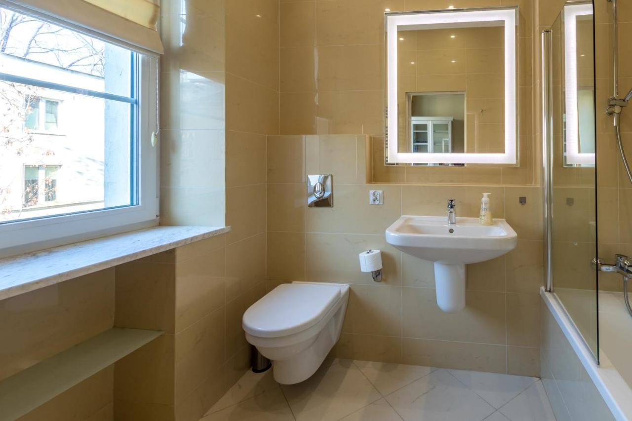Apartament Luster I Obrazow Varsavia Esterno foto
